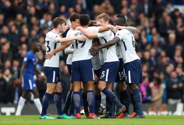 野茂英雄在堪萨斯皇家队继续其执着的投球梦，展现老将坚韧